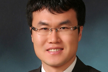 신소재공학과 박일규 교수 연구팀, ‘2차원 페로브스카이트 결함 제어기술’로 차세대 LED 소자의 발광 효율 및 수명 30배 향상… 재료 분야 최우수 국제 저널 표지 논문 게재 및 표지 논문 선정